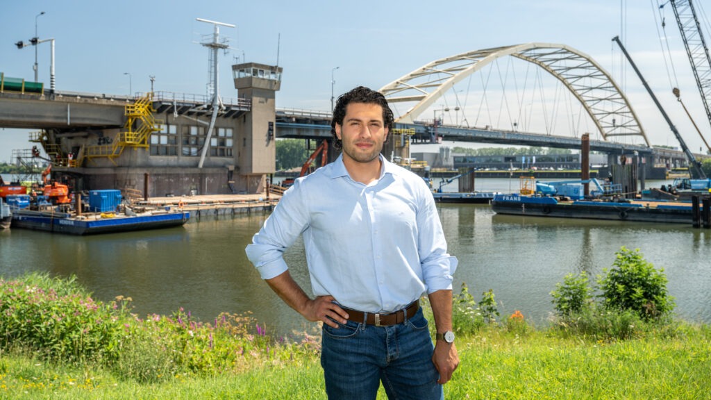 Medewerker van ManEngenius op zijn project tijdens een bedrijfsfotografieopdracht van TIZFotografie.